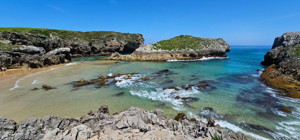 Playa de Antilles, una de las playas más bonitas del mundo | Guía de Mototurismo Asturias | SUKI ON THE ROAD