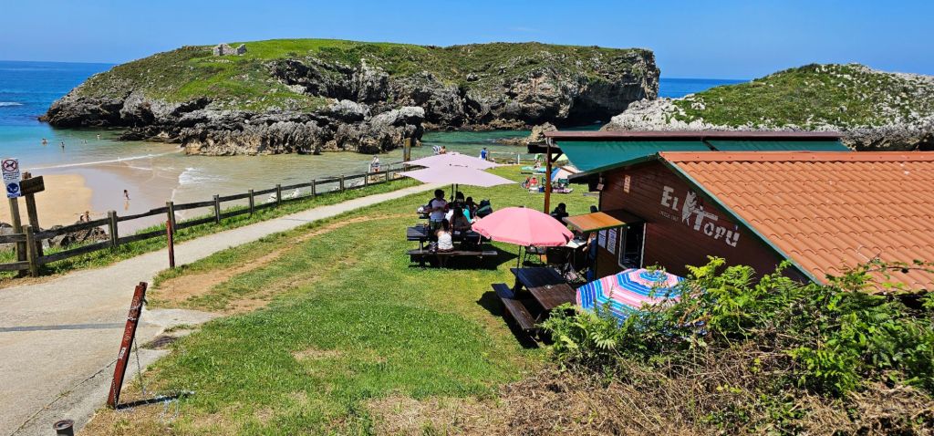 Playa de Antilles, una de las playas más bonitas del mundo | Guía de Mototurismo Asturias | SUKI ON THE ROAD