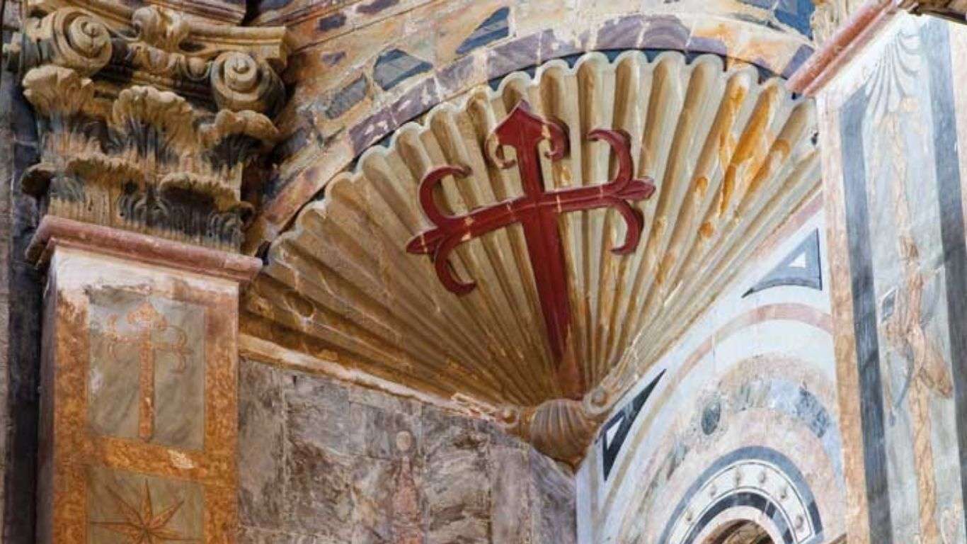 La Cruz de Santiago: Historia, Origen y Significado. Mitad cruz, mitad espada.