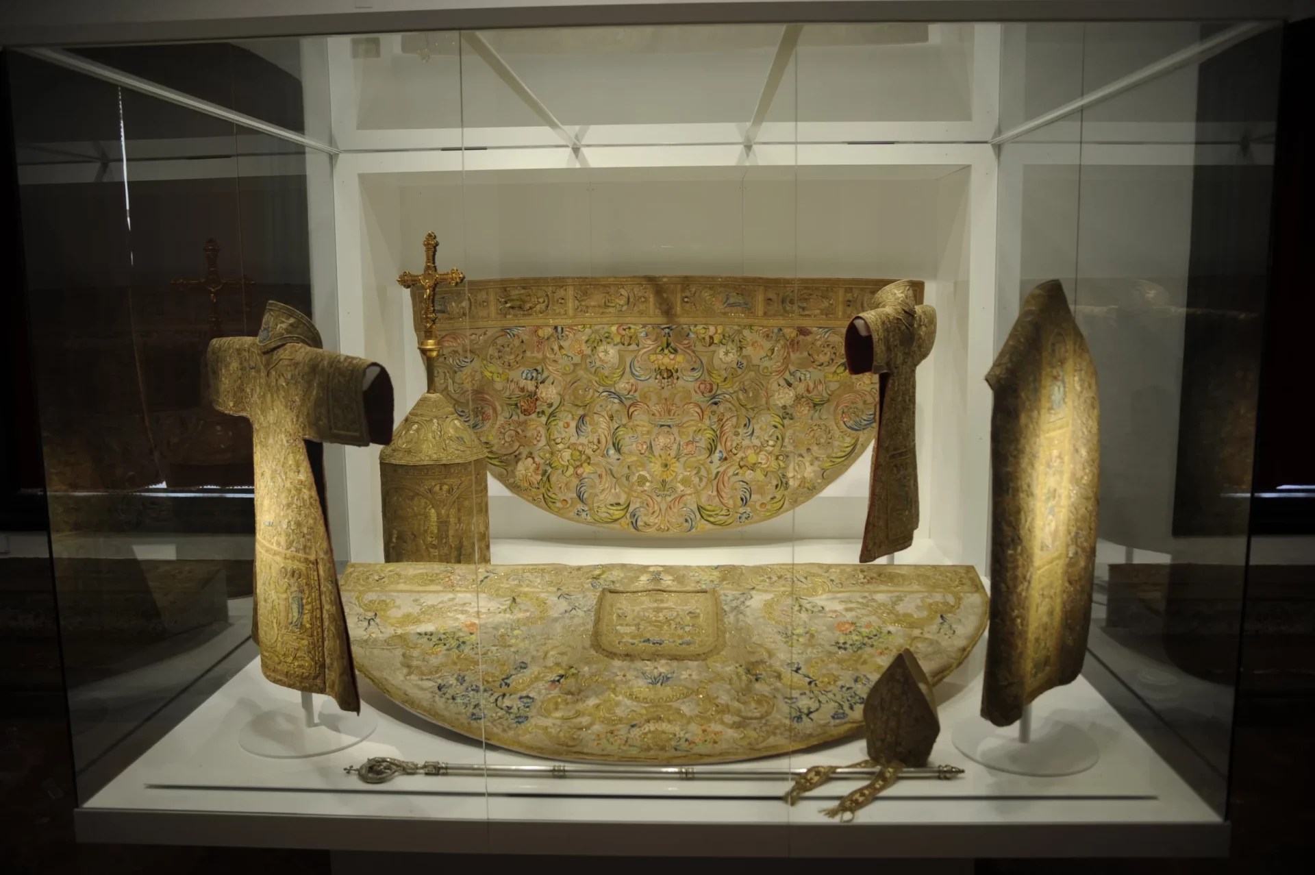 Museo de Bordados y Orfebrería del Monasterio de Guadalupe: hilos de fe y tesoros de luz