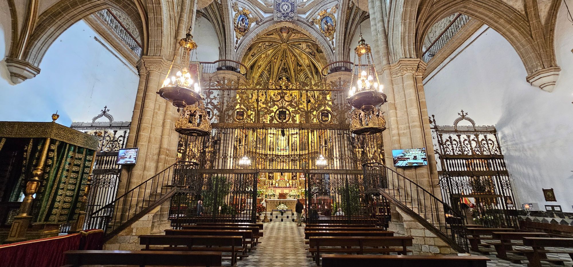 Descubre la historia olvidada de la Virgen de Guadalupe de Cáceres, coronada por Alfonso XIII como Reina de la Hispanidad. Una crónica que une fe, historia y memoria en el corazón de Extremadura.