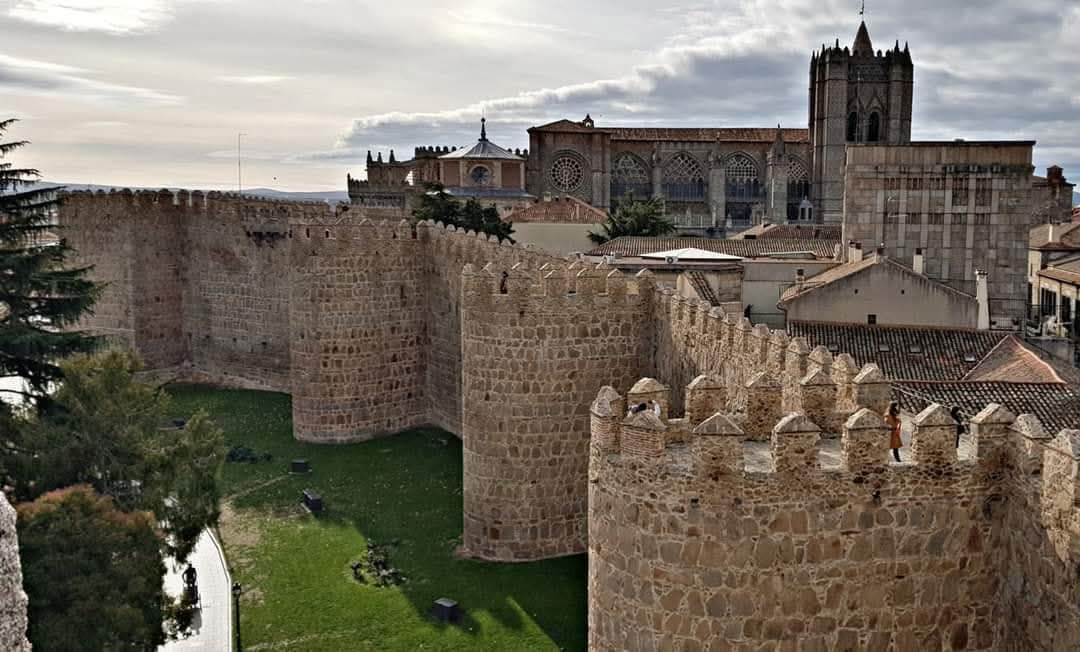 Ávila, la ciudad amurallada más hermosa de España: descubre su encanto de día y de noche