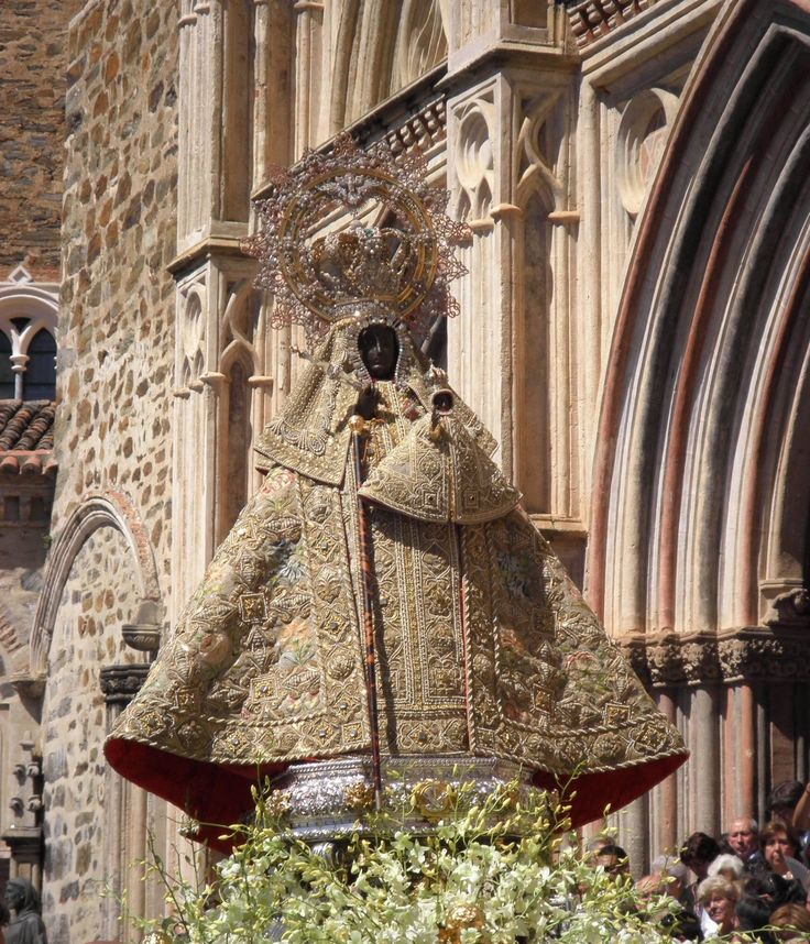 Descubre la historia olvidada de la Virgen de Guadalupe de Cáceres, coronada por Alfonso XIII como Reina de la Hispanidad. Una crónica que une fe, historia y memoria en el corazón de Extremadura.
