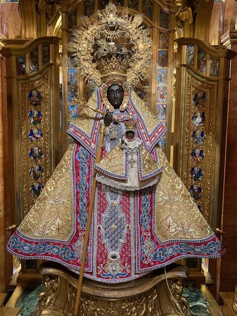 Descubre la historia olvidada de la Virgen de Guadalupe de Cáceres, coronada por Alfonso XIII como Reina de la Hispanidad. Una crónica que une fe, historia y memoria en el corazón de Extremadura.