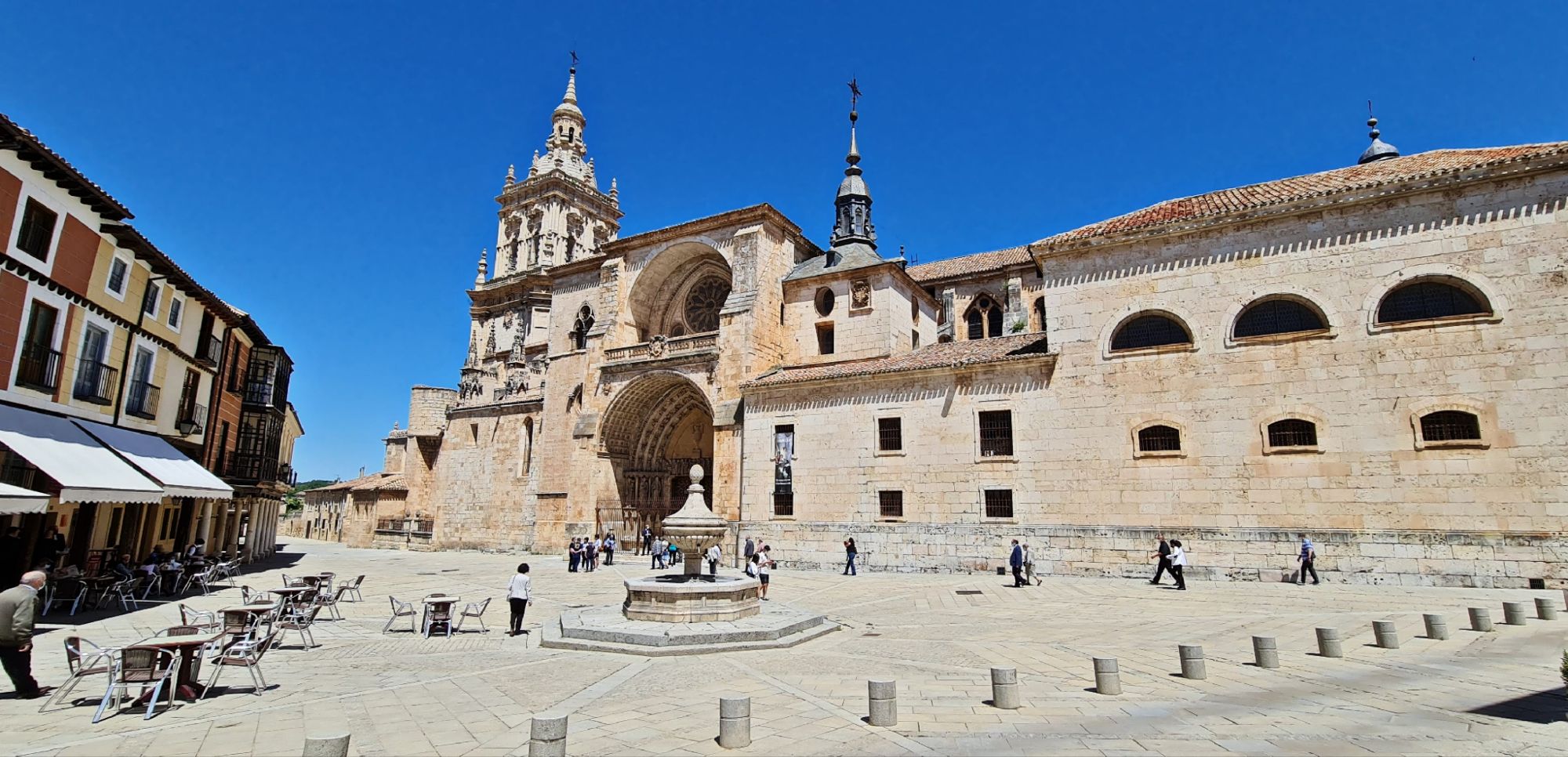 Descubre El Burgo de Osma, joya medieval de Soria. Su catedral, sus calles porticadas y su historia hacen de esta villa una parada imprescindible en cualquier ruta motera por Soria. Desde aquí parten caminos hacia el Cañón del Río Lobos, Gormaz, Calatañazor, la Laguna Negra o la Ermita de San Saturio.