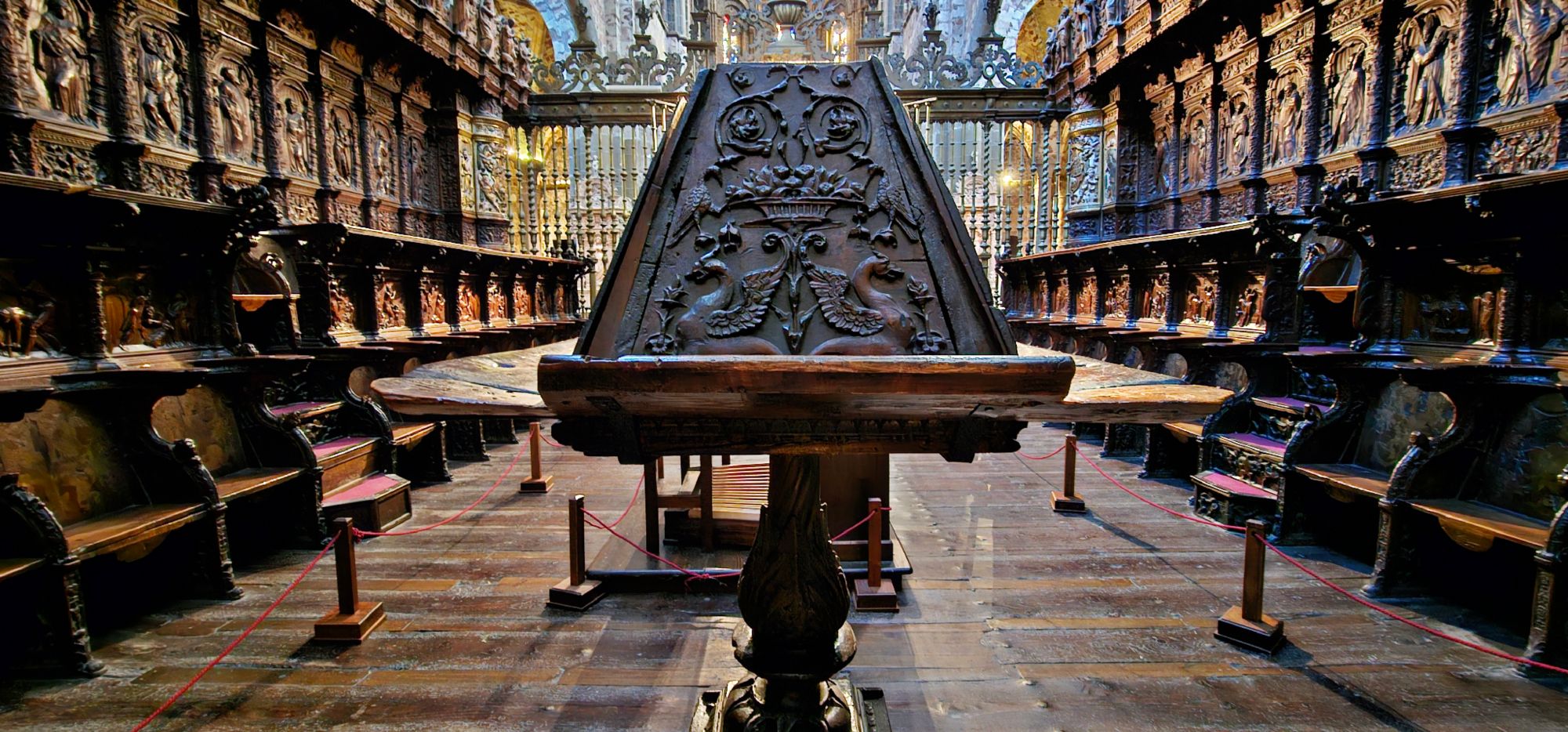 Visita la Catedral del Salvador de Ávila, la primera gótica de España. Su aspecto fortificado esconde una belleza interior que mezcla fe, historia y arte en pleno corazón amurallado.