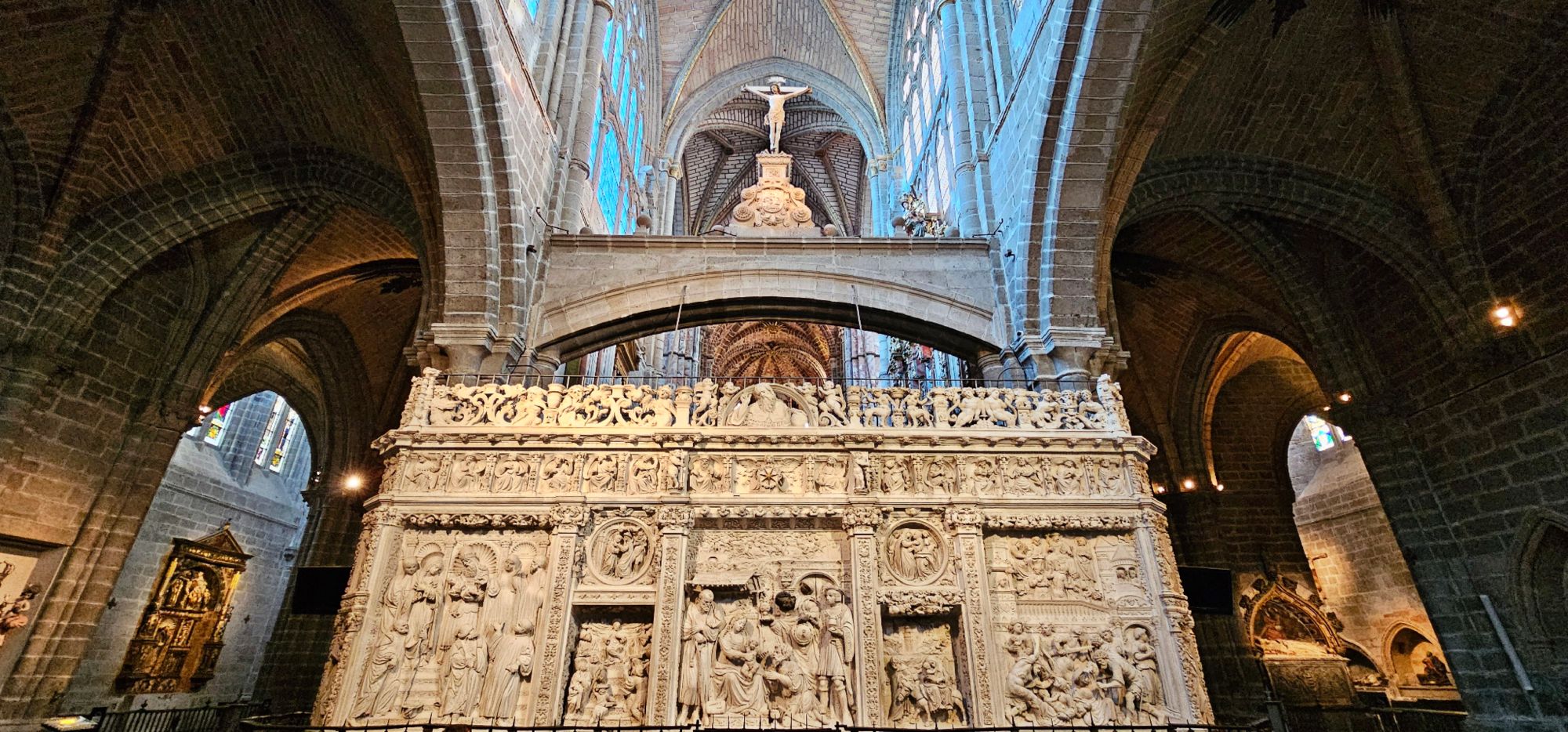 Visita la Catedral del Salvador de Ávila, la primera gótica de España. Su aspecto fortificado esconde una belleza interior que mezcla fe, historia y arte en pleno corazón amurallado.