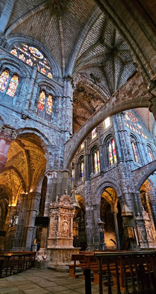 Visita la Catedral del Salvador de Ávila, la primera gótica de España. Su aspecto fortificado esconde una belleza interior que mezcla fe, historia y arte en pleno corazón amurallado.