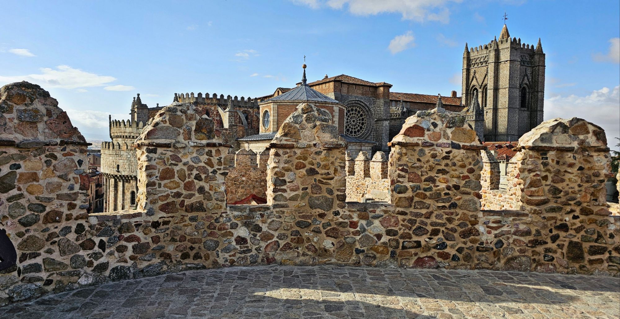 Qué ver en la Catedral de Ávila: historia, arte y secretos de una fortaleza gótica entre las catedrales más bonitas del mundo