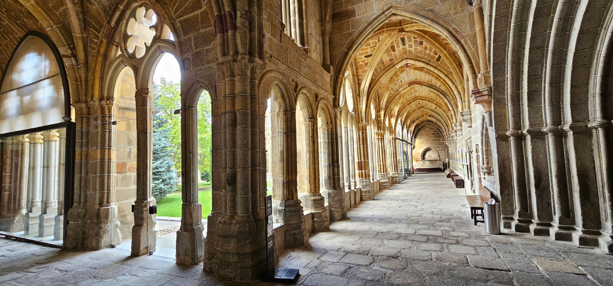 Visita la Catedral del Salvador de Ávila, la primera gótica de España. Su aspecto fortificado esconde una belleza interior que mezcla fe, historia y arte en pleno corazón amurallado.