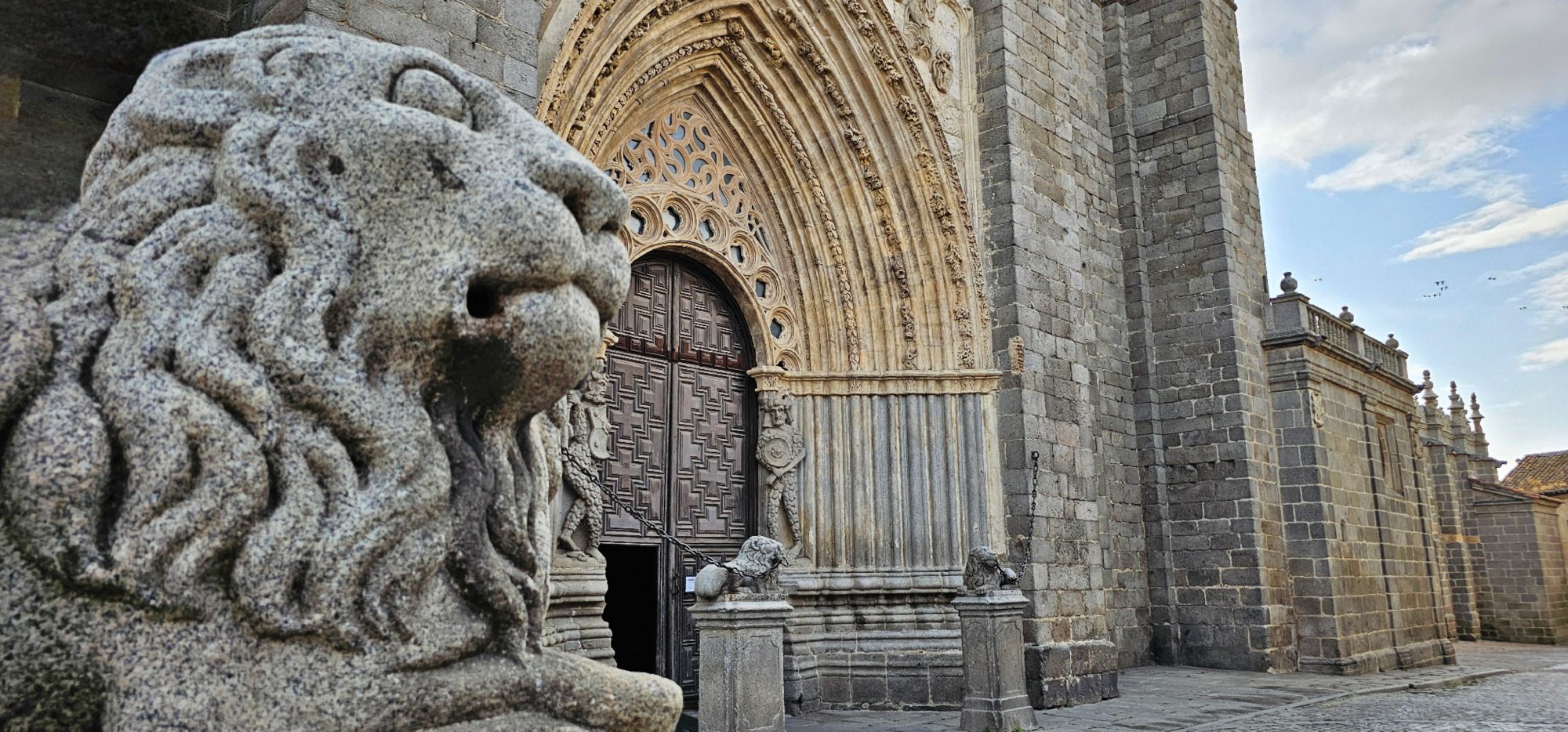 Visita la Catedral del Salvador de Ávila, la primera gótica de España. Su aspecto fortificado esconde una belleza interior que mezcla fe, historia y arte en pleno corazón amurallado.