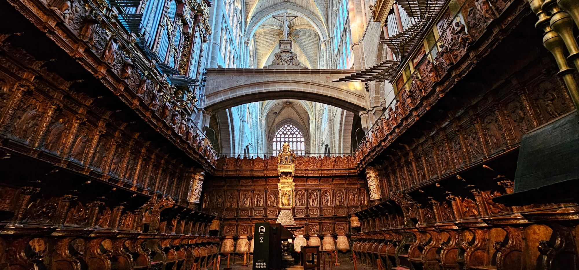 Visita la Catedral del Salvador de Ávila, la primera gótica de España. Su aspecto fortificado esconde una belleza interior que mezcla fe, historia y arte en pleno corazón amurallado.