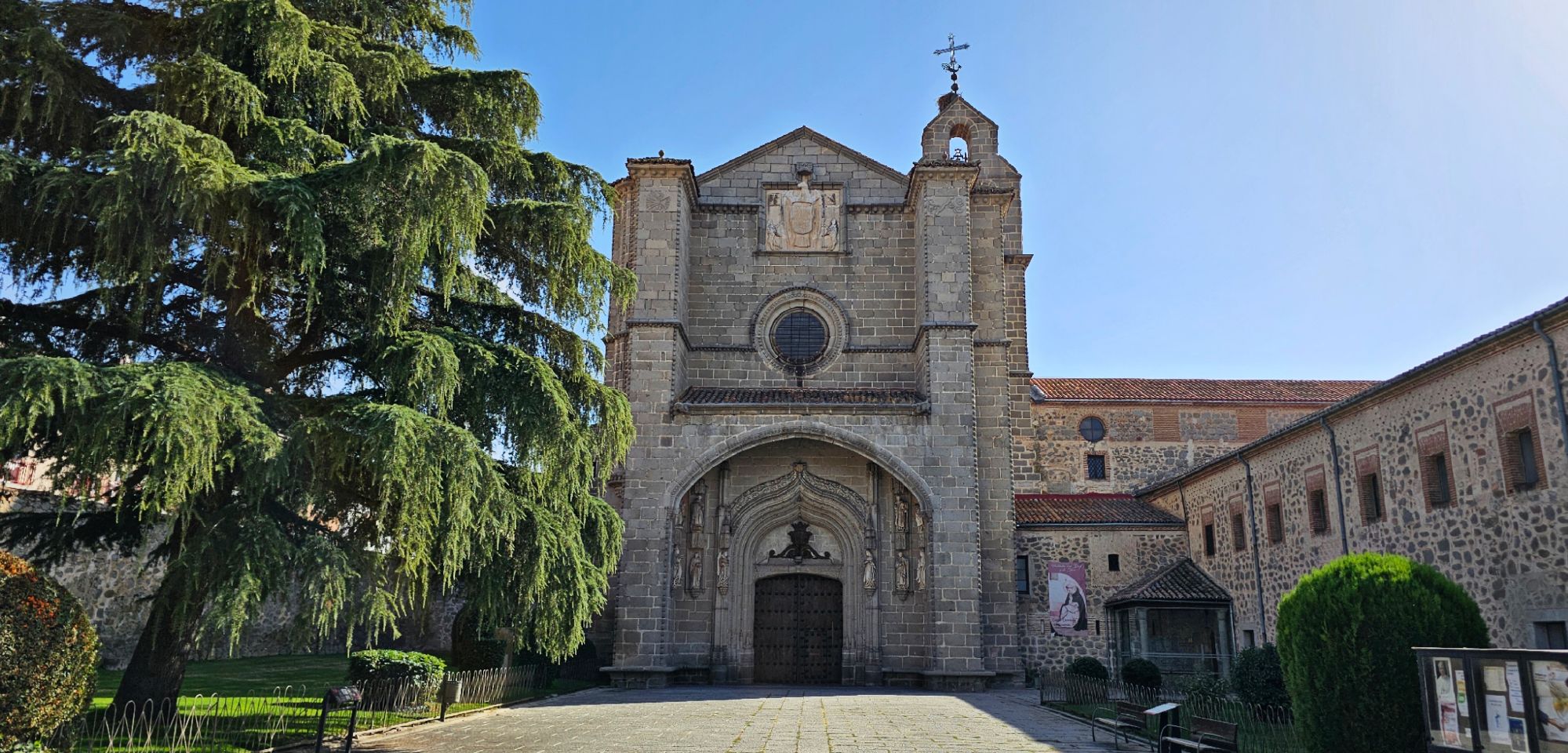 Real Monasterio de Santo Tomás de Ávila: historia, arte y silencio entre los muros del poder. Hoy te quiero enseñar el Real Monasterio de Santo Tomás en Ávila, un lugar donde la historia se mezcla con la fe. Residencia de los Reyes Católicos y sede de la Inquisición, sus claustros, su sillería y el sepulcro del príncipe Juan guardan siglos de arte, silencio y memoria.