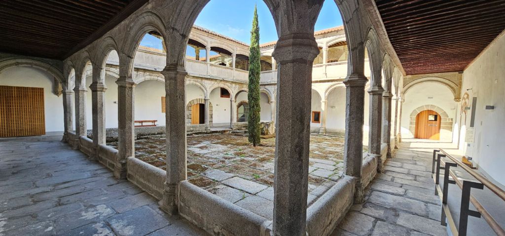 El Claustro del Noviciado.Hoy te quiero enseñar el Real Monasterio de Santo Tomás en Ávila, un lugar donde la historia se mezcla con la fe. Residencia de los Reyes Católicos y sede de la Inquisición, sus claustros, su sillería y el sepulcro del príncipe Juan guardan siglos de arte, silencio y memoria.