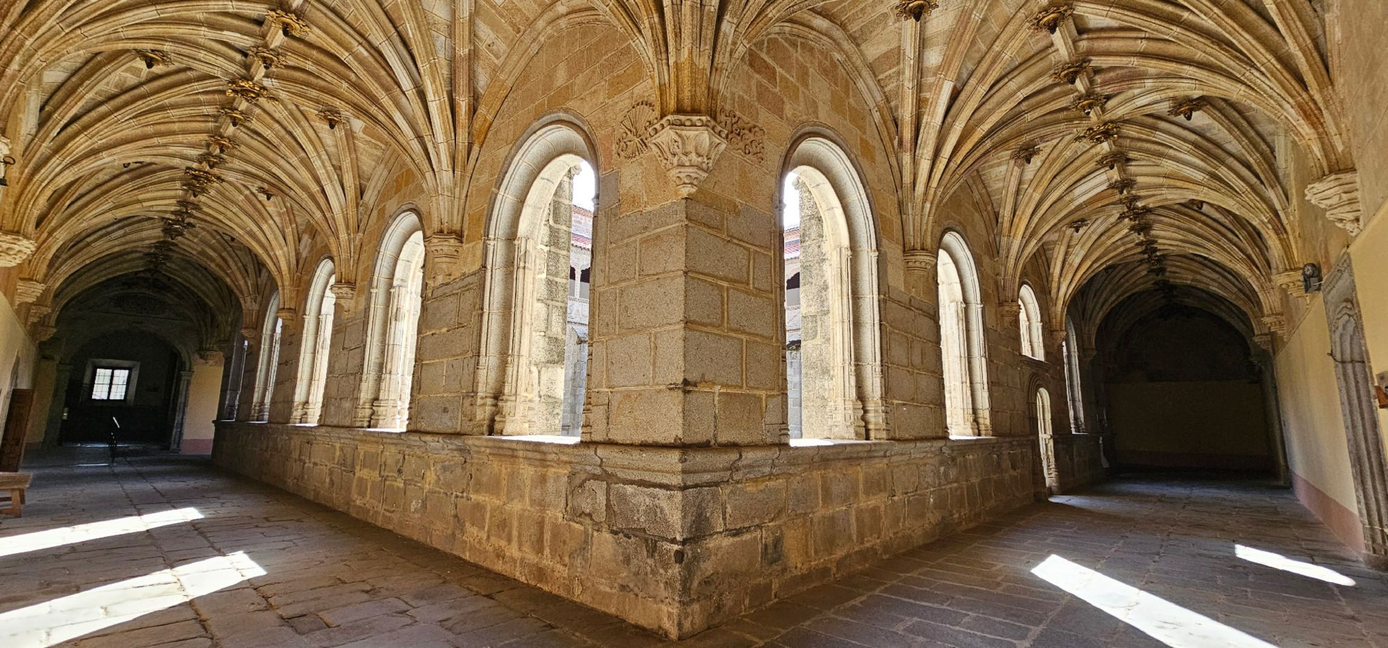 El Claustro del Silencio o del Medio Hoy te quiero enseñar el Real Monasterio de Santo Tomás en Ávila, un lugar donde la historia se mezcla con la fe. Residencia de los Reyes Católicos y sede de la Inquisición, sus claustros, su sillería y el sepulcro del príncipe Juan guardan siglos de arte, silencio y memoria.