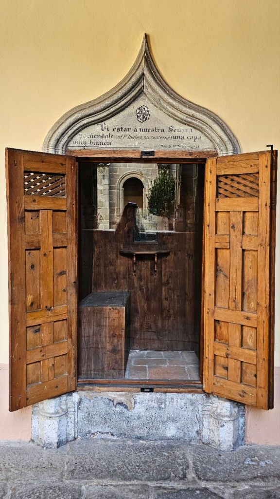 El confesionario de Santa Teresa.Real Monasterio de Santo Tomás de Ávila: historia, arte y silencio entre los muros del poder. Hoy te quiero enseñar el Real Monasterio de Santo Tomás en Ávila, un lugar donde la historia se mezcla con la fe. Residencia de los Reyes Católicos y sede de la Inquisición, sus claustros, su sillería y el sepulcro del príncipe Juan guardan siglos de arte, silencio y memoria.