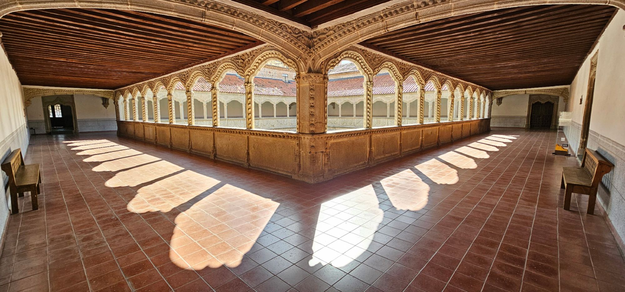 Real Monasterio de Santo Tomás de Ávila: historia, arte y silencio entre los muros del poder. Hoy te quiero enseñar el Real Monasterio de Santo Tomás en Ávila, un lugar donde la historia se mezcla con la fe. Residencia de los Reyes Católicos y sede de la Inquisición, sus claustros, su sillería y el sepulcro del príncipe Juan guardan siglos de arte, silencio y memoria.