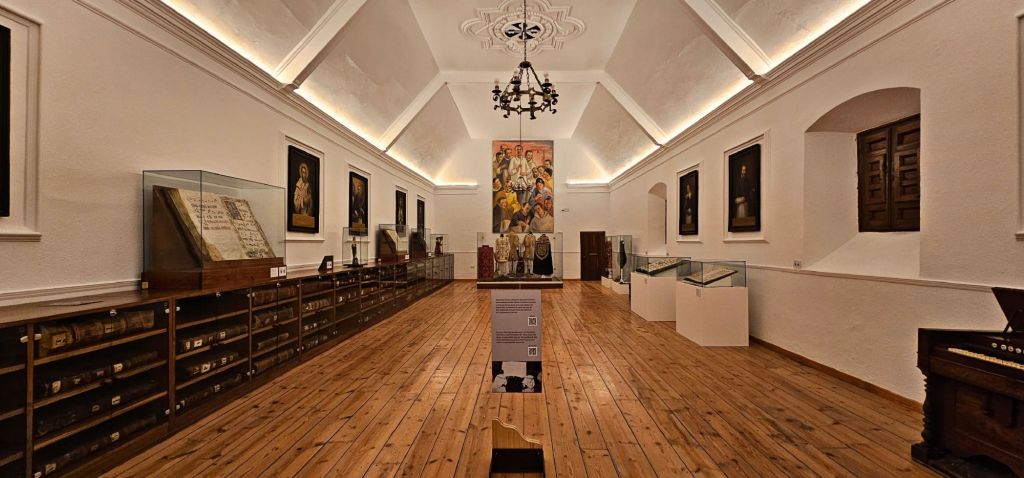 La Sala Capitular.Real Monasterio de Santo Tomás de Ávila: historia, arte y silencio entre los muros del poder. Hoy te quiero enseñar el Real Monasterio de Santo Tomás en Ávila, un lugar donde la historia se mezcla con la fe. Residencia de los Reyes Católicos y sede de la Inquisición, sus claustros, su sillería y el sepulcro del príncipe Juan guardan siglos de arte, silencio y memoria.