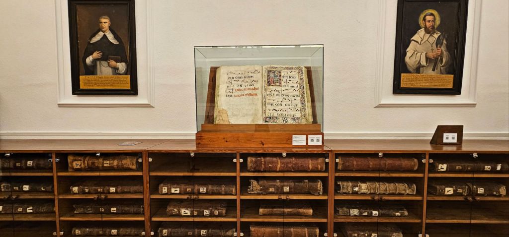 La Sala Capitular.Real Monasterio de Santo Tomás de Ávila: historia, arte y silencio entre los muros del poder. Hoy te quiero enseñar el Real Monasterio de Santo Tomás en Ávila, un lugar donde la historia se mezcla con la fe. Residencia de los Reyes Católicos y sede de la Inquisición, sus claustros, su sillería y el sepulcro del príncipe Juan guardan siglos de arte, silencio y memoria.