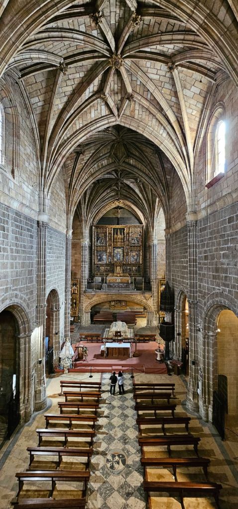 La iglesia de Santo Tomás. Real Monasterio de Santo Tomás de Ávila: historia, arte y silencio entre los muros del poder. Hoy te quiero enseñar el Real Monasterio de Santo Tomás en Ávila, un lugar donde la historia se mezcla con la fe. Residencia de los Reyes Católicos y sede de la Inquisición, sus claustros, su sillería y el sepulcro del príncipe Juan guardan siglos de arte, silencio y memoria.