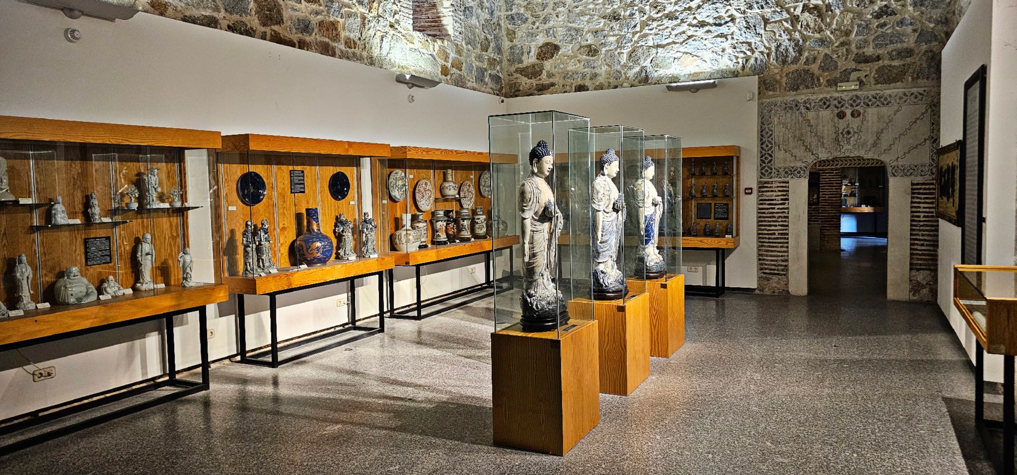 Museo de Arte Oriental y el Museo de Ciencias Naturales.Real Monasterio de Santo Tomás de Ávila: historia, arte y silencio entre los muros del poder. Hoy te quiero enseñar el Real Monasterio de Santo Tomás en Ávila, un lugar donde la historia se mezcla con la fe. Residencia de los Reyes Católicos y sede de la Inquisición, sus claustros, su sillería y el sepulcro del príncipe Juan guardan siglos de arte, silencio y memoria.