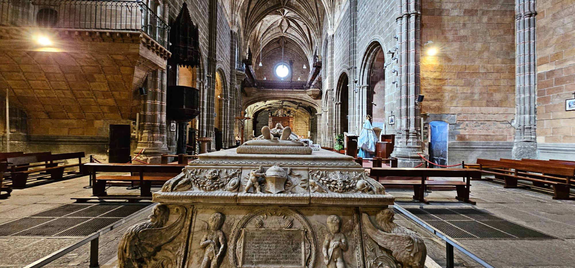 Real Monasterio de Santo Tomás de Ávila: historia, arte y silencio entre los muros del poder. Hoy te quiero enseñar el Real Monasterio de Santo Tomás en Ávila, un lugar donde la historia se mezcla con la fe. Residencia de los Reyes Católicos y sede de la Inquisición, sus claustros, su sillería y el sepulcro del príncipe Juan guardan siglos de arte, silencio y memoria.