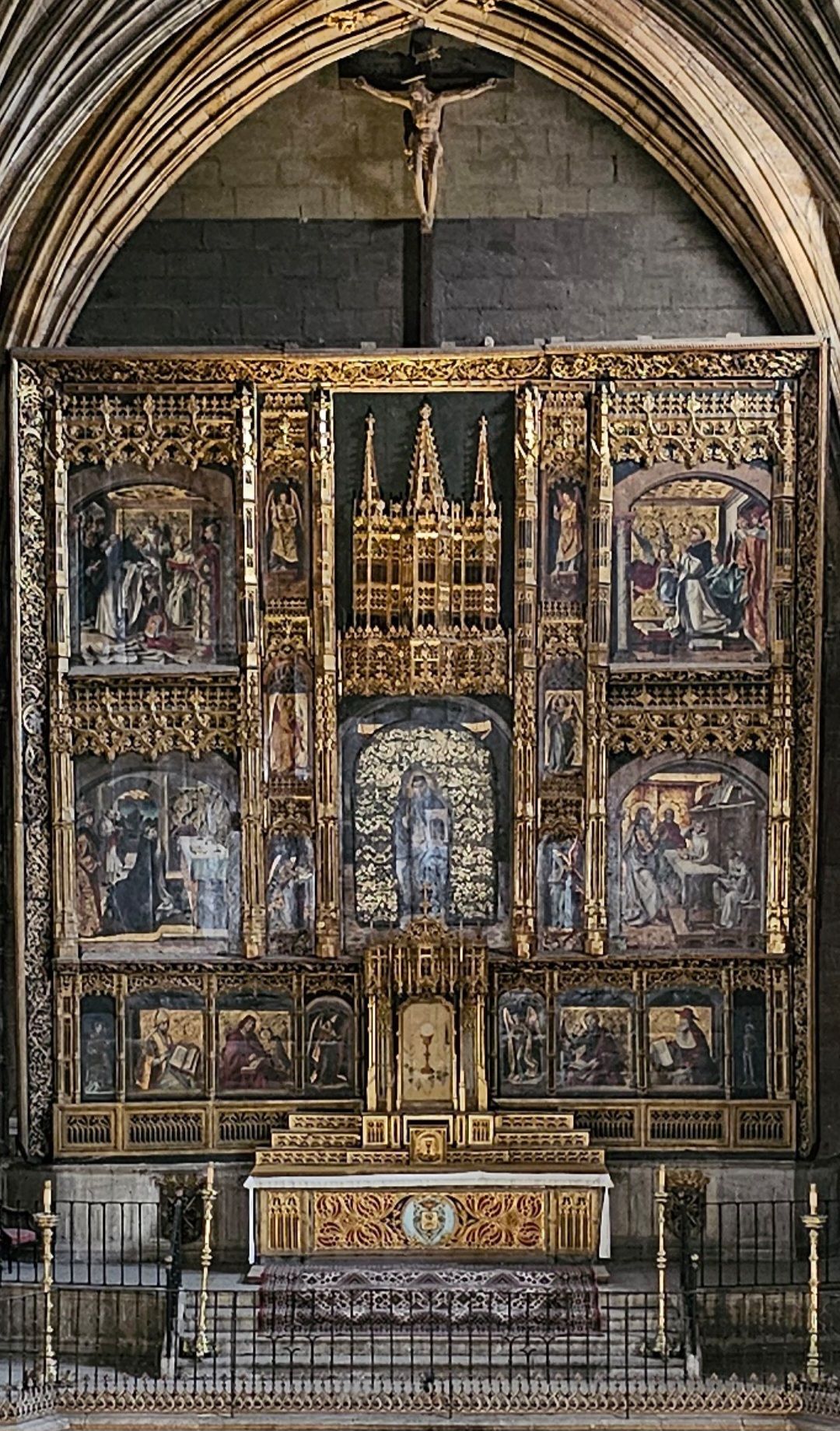 La iglesia de Santo Tomás. Real Monasterio de Santo Tomás de Ávila: historia, arte y silencio entre los muros del poder. Hoy te quiero enseñar el Real Monasterio de Santo Tomás en Ávila, un lugar donde la historia se mezcla con la fe. Residencia de los Reyes Católicos y sede de la Inquisición, sus claustros, su sillería y el sepulcro del príncipe Juan guardan siglos de arte, silencio y memoria.