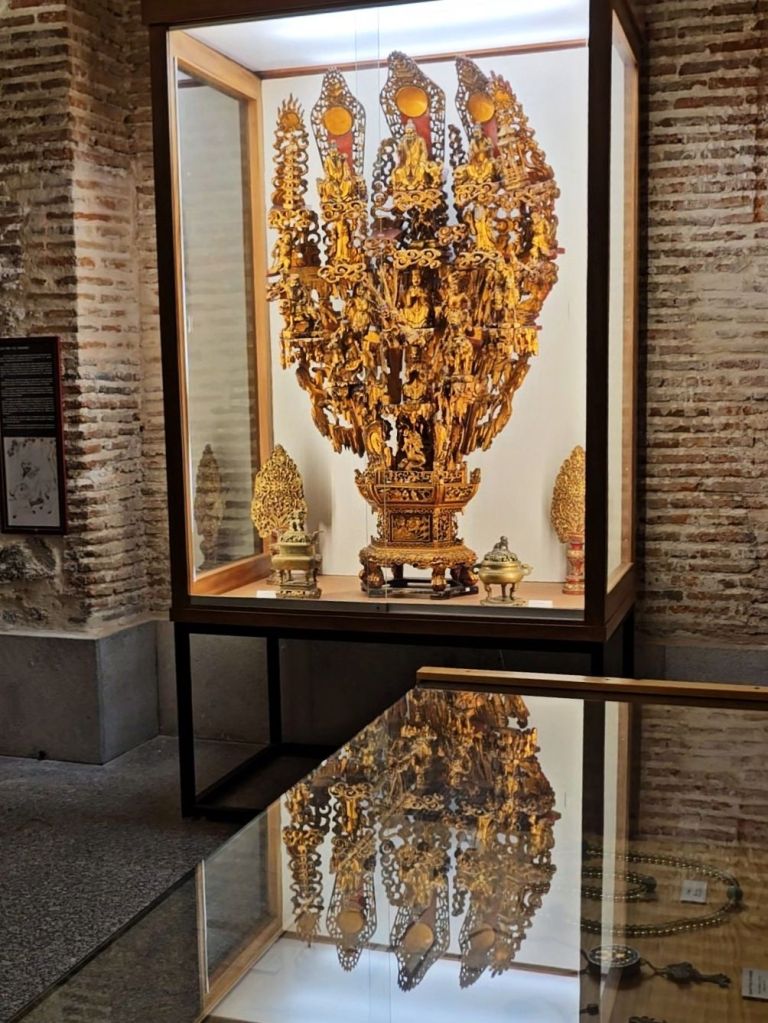 Museo de Arte Oriental y el Museo de Ciencias Naturales.Real Monasterio de Santo Tomás de Ávila: historia, arte y silencio entre los muros del poder. Hoy te quiero enseñar el Real Monasterio de Santo Tomás en Ávila, un lugar donde la historia se mezcla con la fe. Residencia de los Reyes Católicos y sede de la Inquisición, sus claustros, su sillería y el sepulcro del príncipe Juan guardan siglos de arte, silencio y memoria.