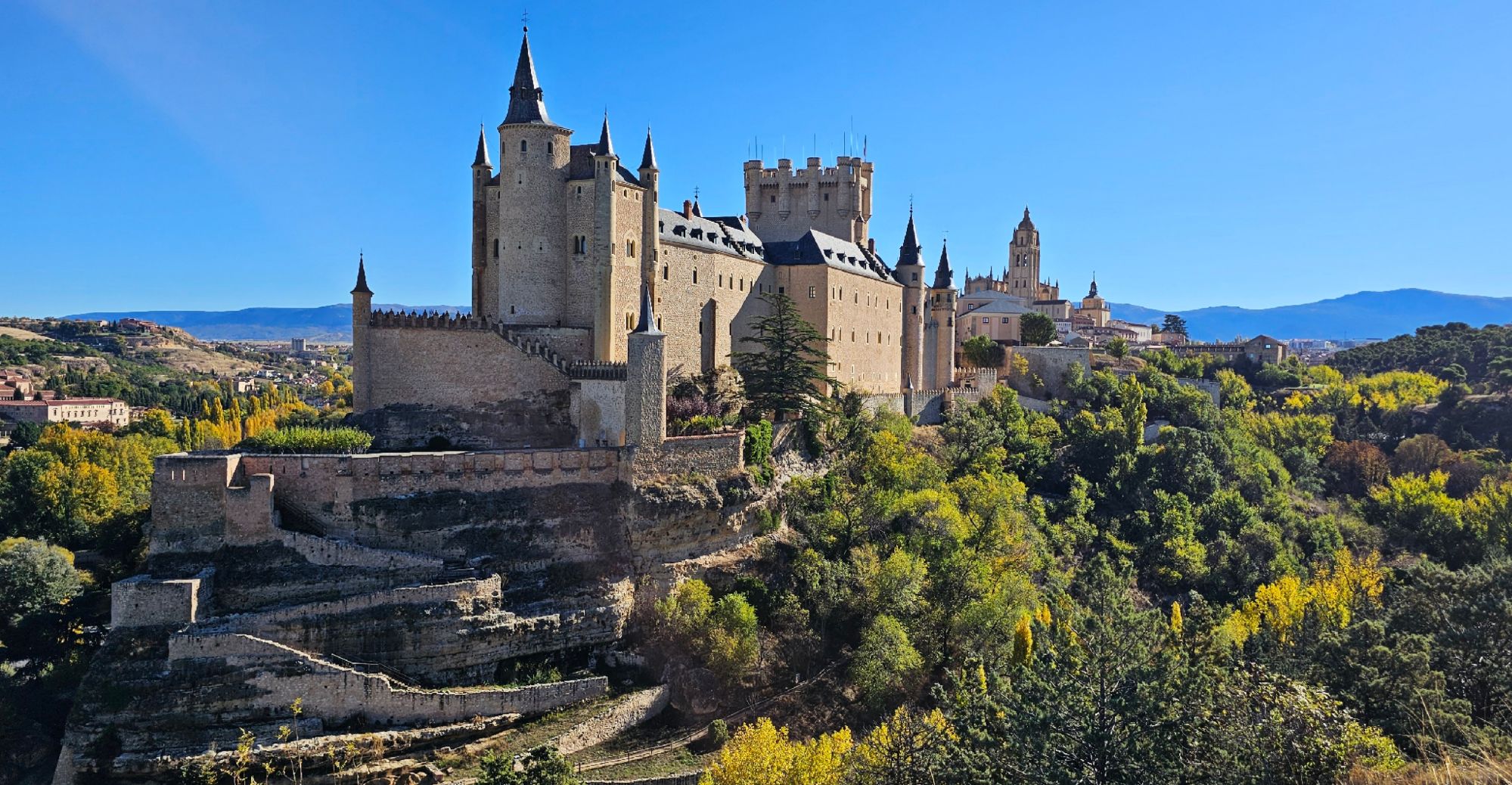 El Alcázar de Segovia: historia, leyendas y la fortaleza que inspiró los castillos de cuento