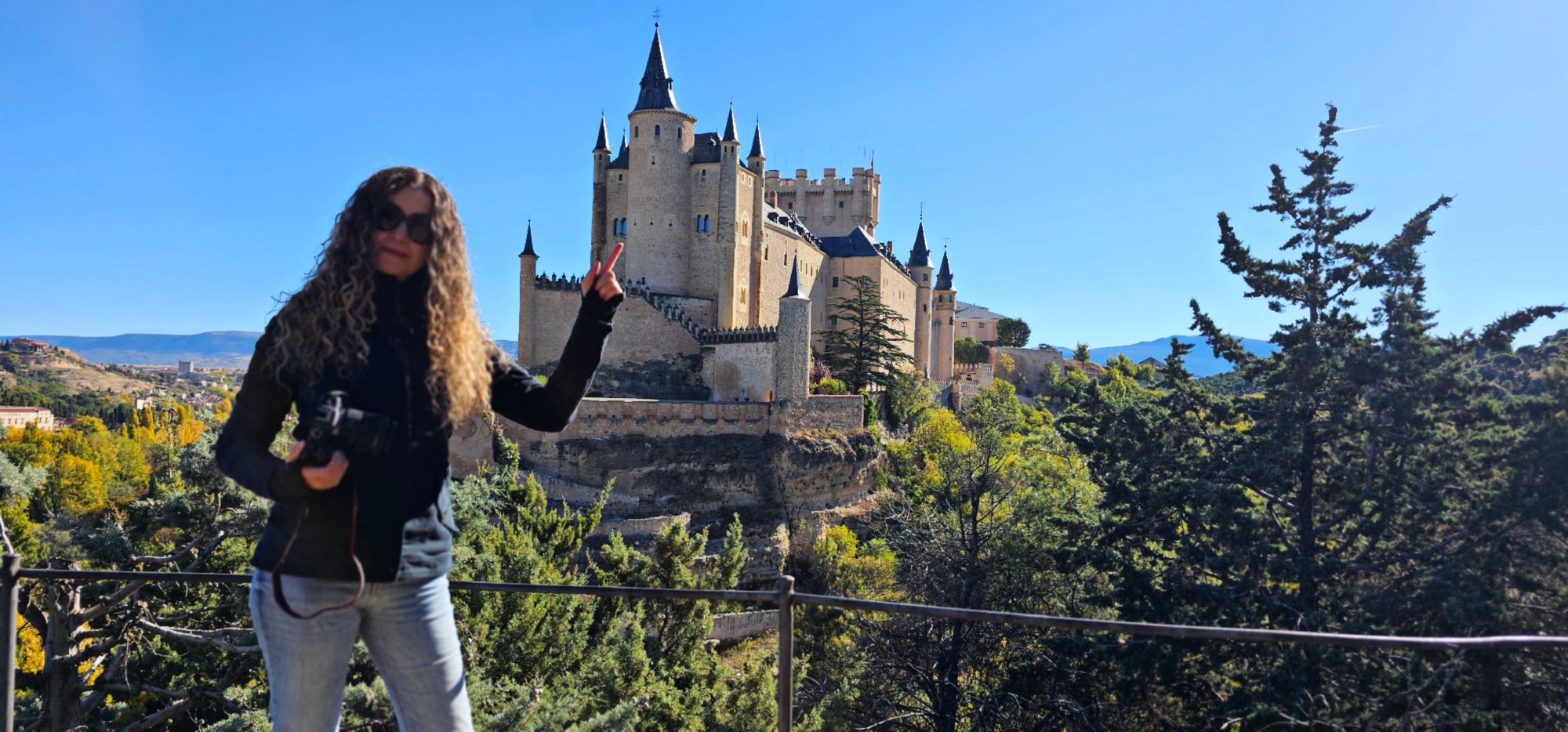 Descubre el Mirador del Alcázar y los Dos Valles, el mejor mirador de Segovia.
Una vista inolvidable del Alcázar entre los valles del Eresma y Clamores, donde la piedra, el cielo y la historia se funden en la postal más bella de Castilla.