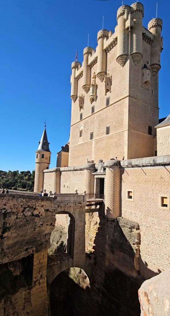 El Alcázar de Segovia: historia, leyendas y la fortaleza que inspiró los castillos de cuento