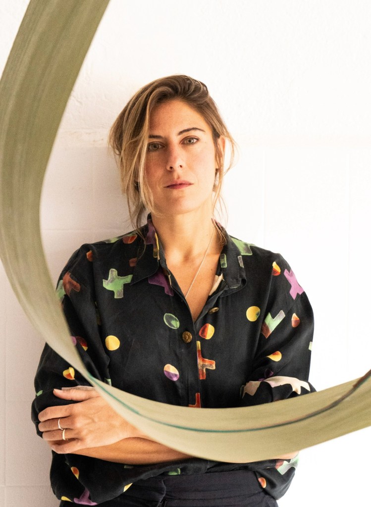 Descubre Lengua en coro, cuenta de Cristina Mejías en Matadero Madrid: una exposición donde el agua, la memoria y la escucha convierten el espacio en una experiencia sensorial única.