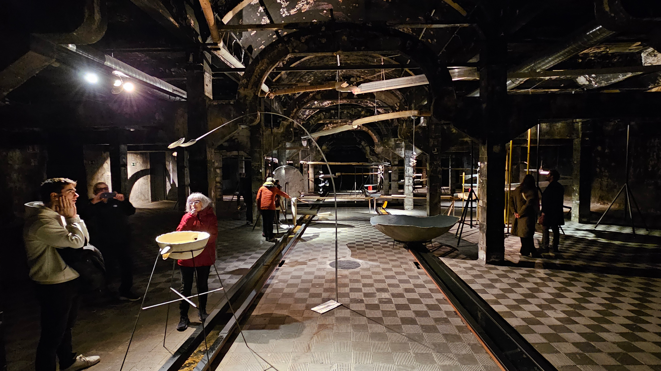 Descubre Lengua en coro, cuenta de Cristina Mejías en Matadero Madrid: una exposición donde el agua, la memoria y la escucha convierten el espacio en una experiencia sensorial única.