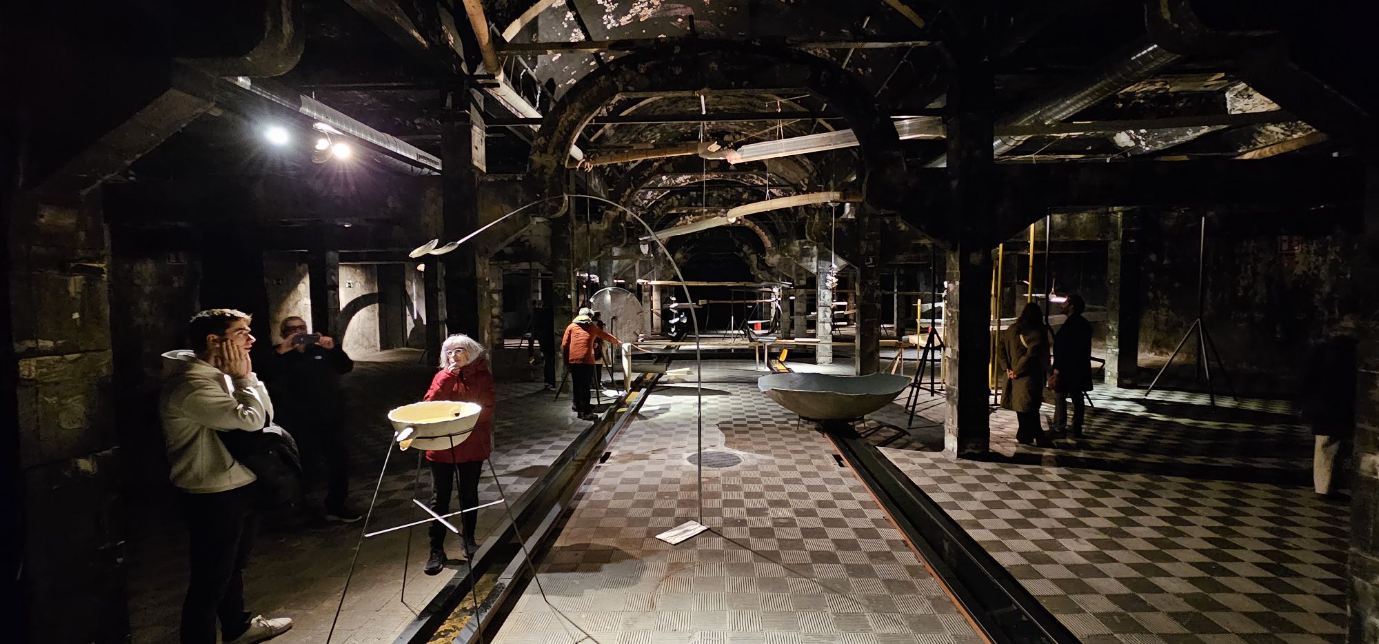Descubre Lengua en coro, cuenta de Cristina Mejías en Matadero Madrid: una exposición donde el agua, la memoria y la escucha convierten el espacio en una experiencia sensorial única.