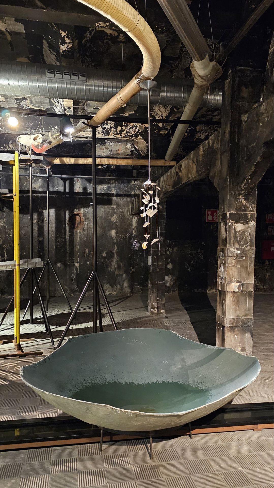 Descubre Lengua en coro, cuenta de Cristina Mejías en Matadero Madrid: una exposición donde el agua, la memoria y la escucha convierten el espacio en una experiencia sensorial única.