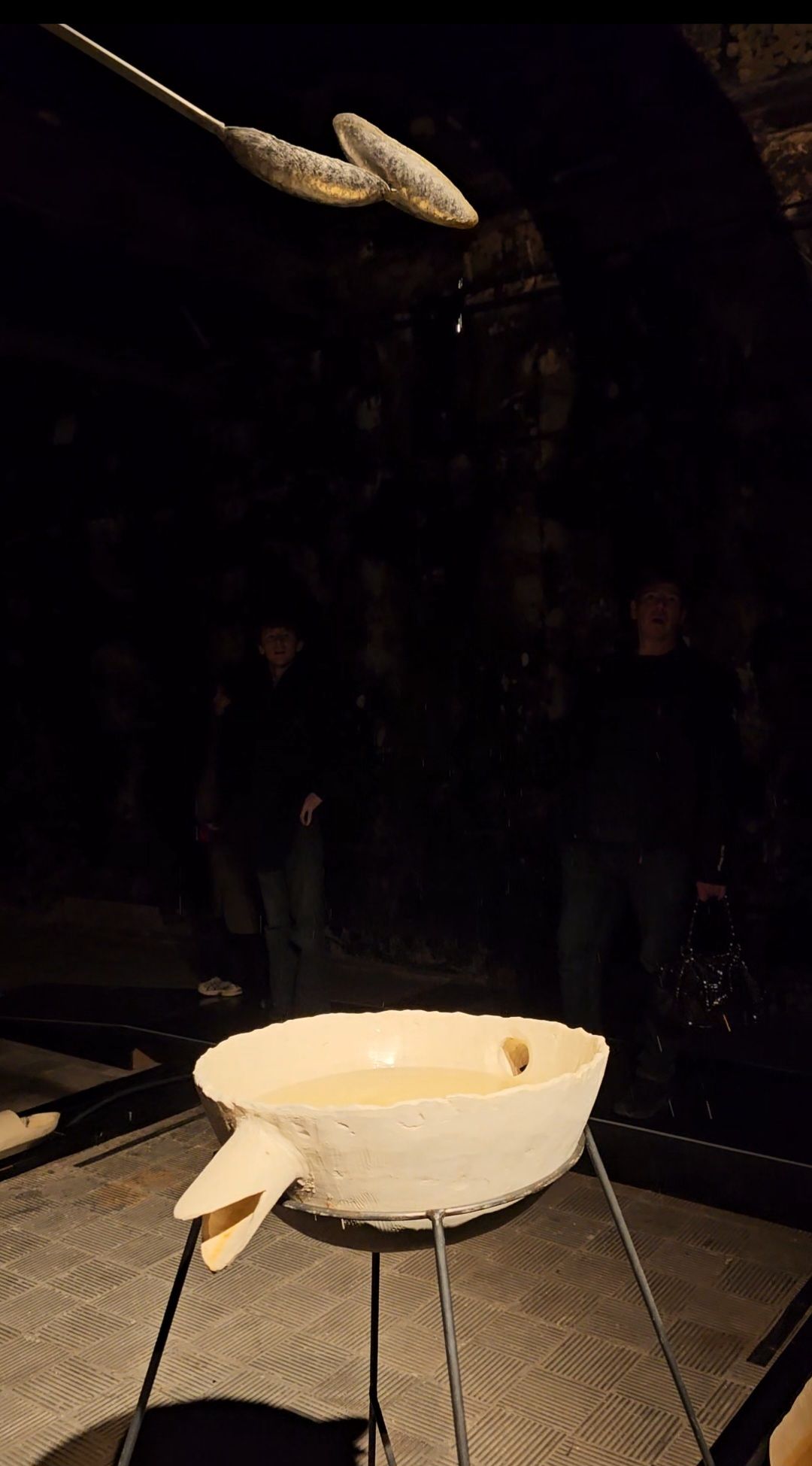 Descubre Lengua en coro, cuenta de Cristina Mejías en Matadero Madrid: una exposición donde el agua, la memoria y la escucha convierten el espacio en una experiencia sensorial única.