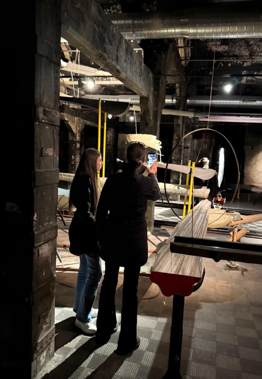 Descubre Lengua en coro, cuenta de Cristina Mejías en Matadero Madrid: una exposición donde el agua, la memoria y la escucha convierten el espacio en una experiencia sensorial única.