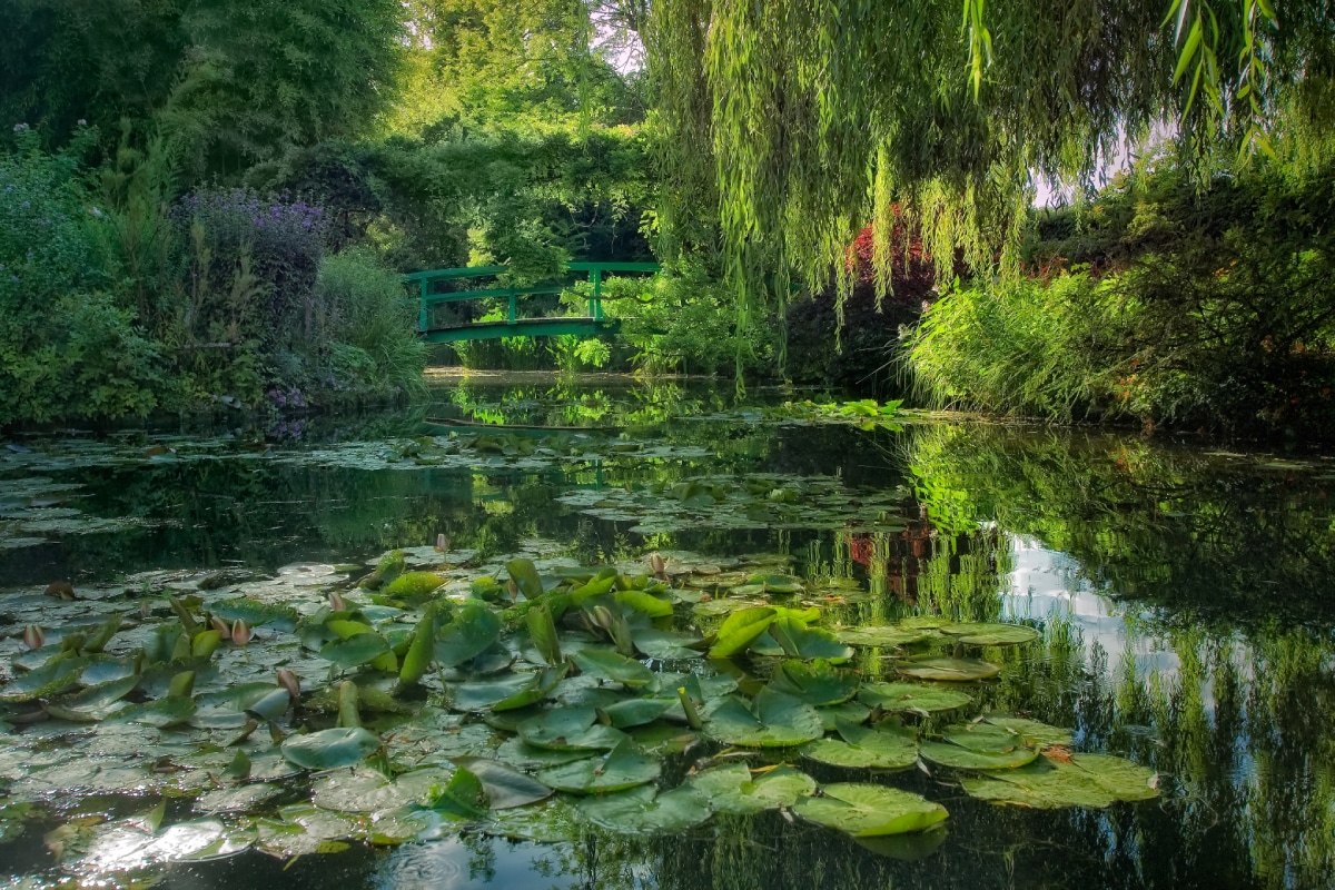 Descubre qué ver en Giverny y cómo visitar la casa y los jardines de Monet en Normandía. Guía práctica con horarios, precios, mejor época y consejos para ir desde París.