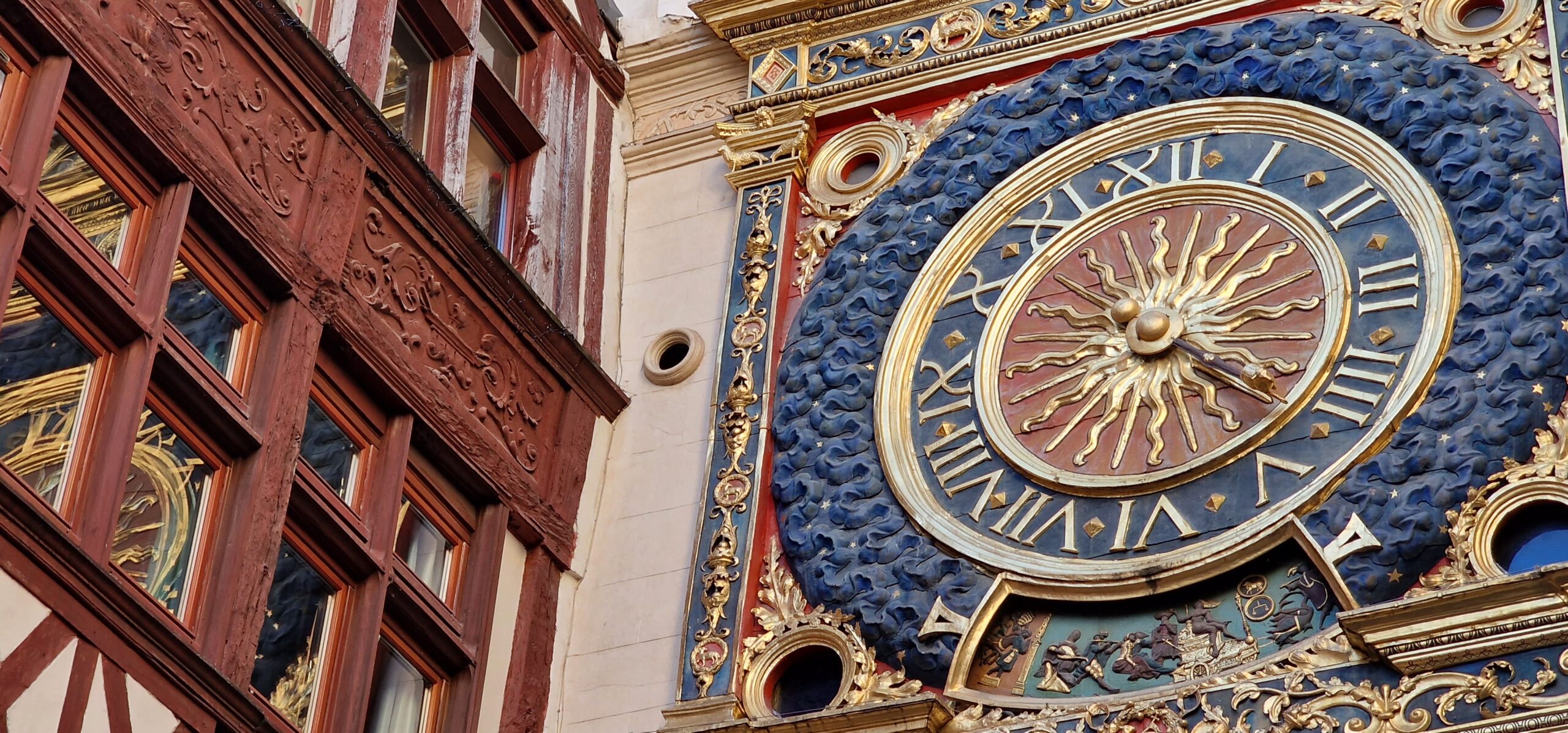 Descubre el Gros-Horloge de Rouen, el reloj astronómico medieval de 1389 que sigue funcionando en Normandía: historia, mecanismo, leyendas y cómo visitarlo.