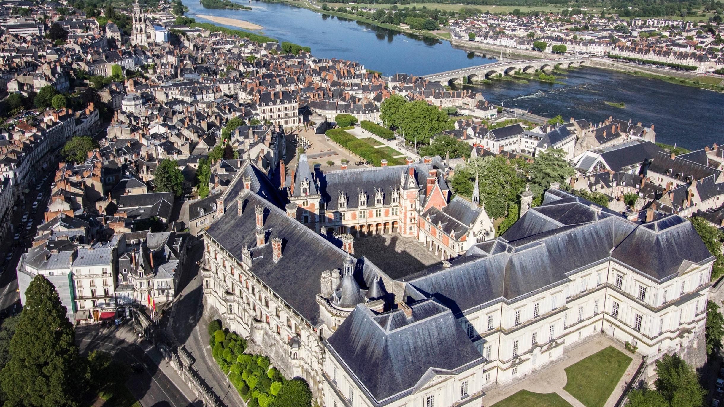 Descubre la mejor ruta por el Valle del Loira en moto o coche: mapa detallado, 15 castillos imprescindibles, 10 pueblos con encanto, jardines renacentistas y gastronomía local. La guía más completa para organizar tu viaje.