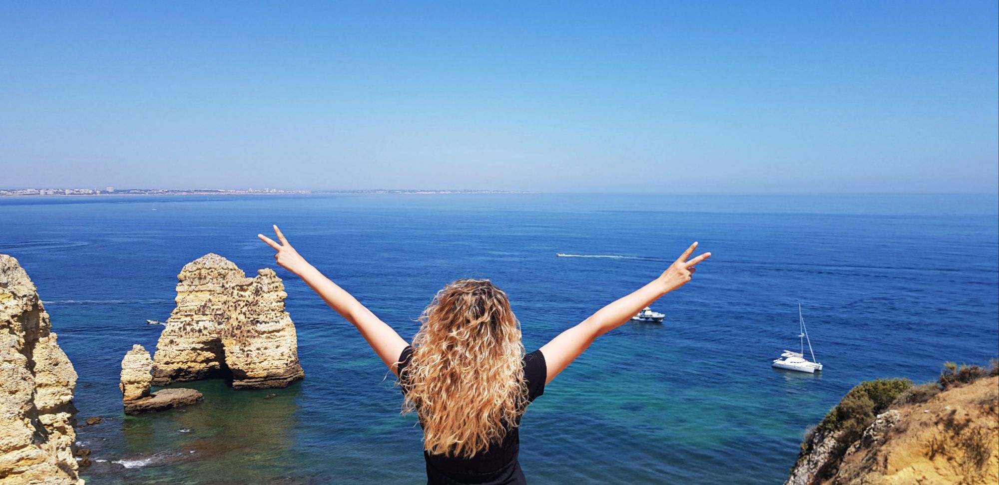 Descubre el Algarve, la costa del Atlántico donde el mar esculpe catedrales de piedra y luz. Guía completa con Cueva de Benagil, Ponta da Piedade, playas, pueblos y rutas para vivirlo con todos los sentidos.
