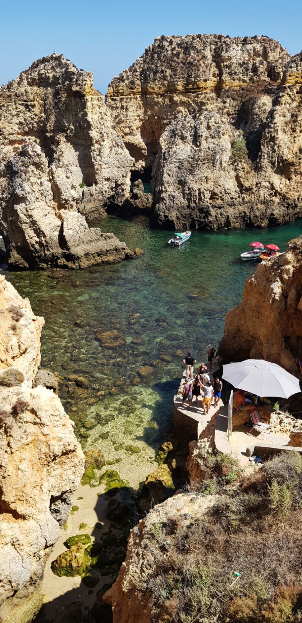 Descubre Ponta da Piedade en Lagos (Algarve): acantilados dorados, cuevas marinas, playas escondidas y tours en barco. Guía completa con cómo llegar, mejores miradores, precios y consejos prácticos.