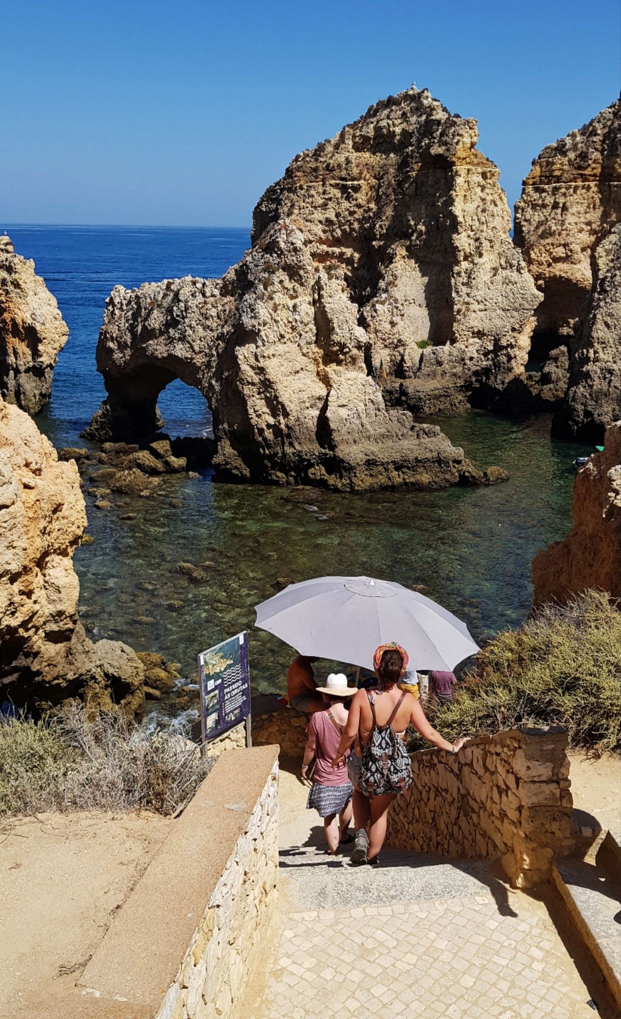 Descubre Ponta da Piedade en Lagos (Algarve): acantilados dorados, cuevas marinas, playas escondidas y tours en barco. Guía completa con cómo llegar, mejores miradores, precios y consejos prácticos.