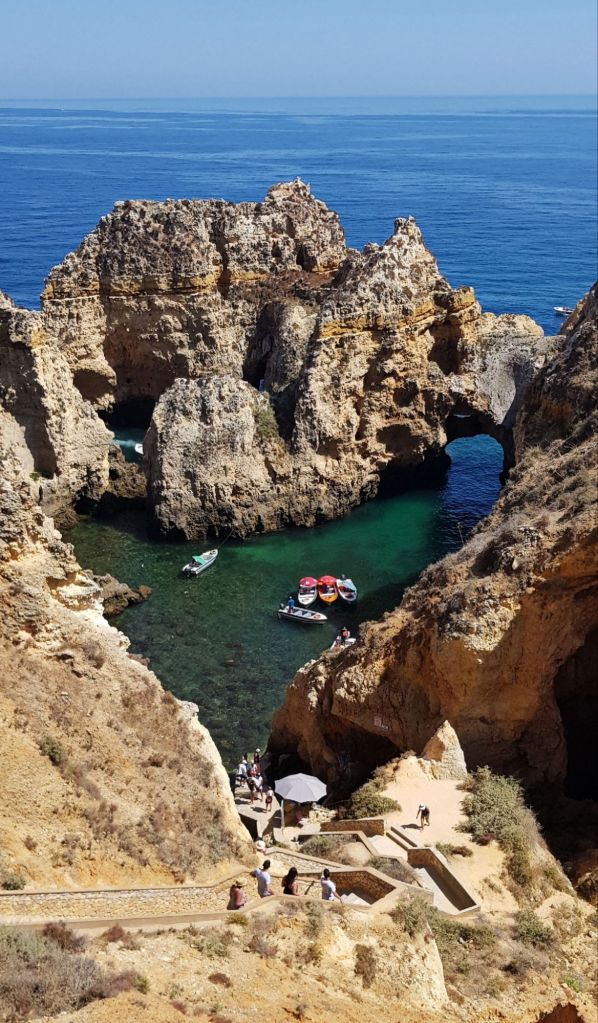 Descubre Ponta da Piedade en Lagos (Algarve): acantilados dorados, cuevas marinas, playas escondidas y tours en barco. Guía completa con cómo llegar, mejores miradores, precios y consejos prácticos.