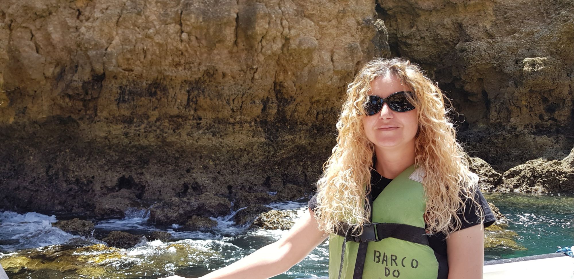 Descubre el Algarve, la costa del Atlántico donde el mar esculpe catedrales de piedra y luz. Guía completa con Cueva de Benagil, Ponta da Piedade, playas, pueblos y rutas para vivirlo con todos los sentidos.