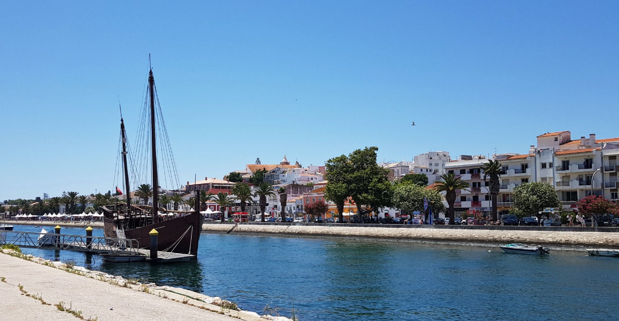 Descubre Ponta da Piedade en Lagos (Algarve): acantilados dorados, cuevas marinas, playas escondidas y tours en barco. Guía completa con cómo llegar, mejores miradores, precios y consejos prácticos.
