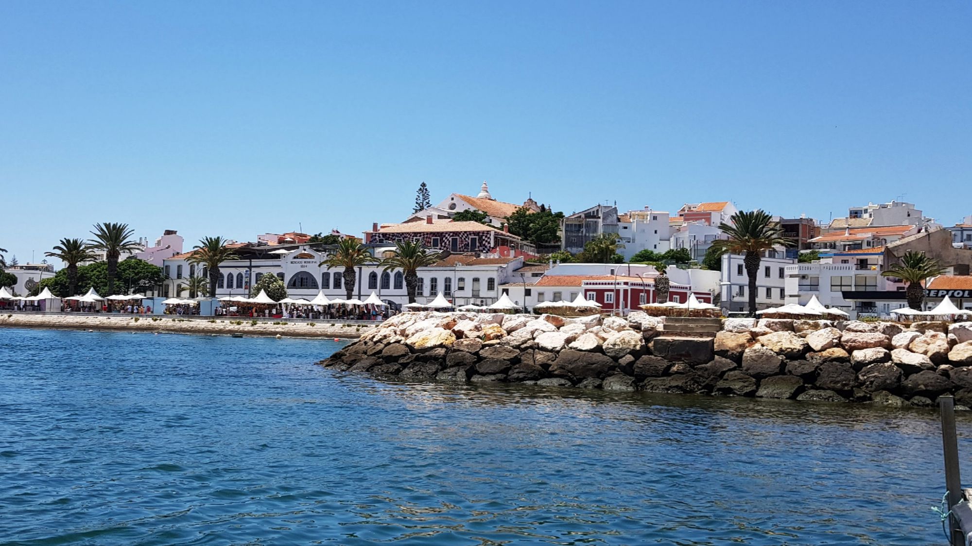 Descubre el Algarve, la costa del Atlántico donde el mar esculpe catedrales de piedra y luz. Guía completa con Cueva de Benagil, Ponta da Piedade, playas, pueblos y rutas para vivirlo con todos los sentidos.
