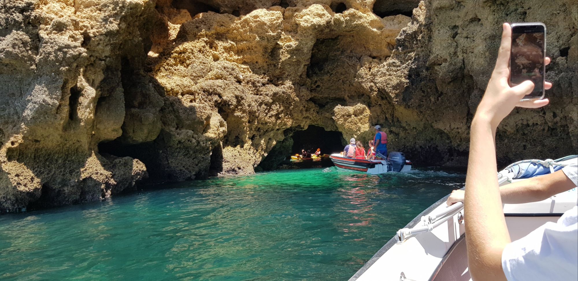 Descubre el Algarve, la costa del Atlántico donde el mar esculpe catedrales de piedra y luz. Guía completa con Cueva de Benagil, Ponta da Piedade, playas, pueblos y rutas para vivirlo con todos los sentidos.