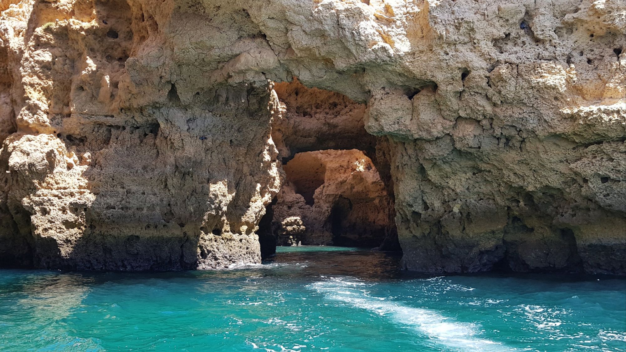 Descubre Ponta da Piedade en Lagos (Algarve): acantilados dorados, cuevas marinas, playas escondidas y tours en barco. Guía completa con cómo llegar, mejores miradores, precios y consejos prácticos.