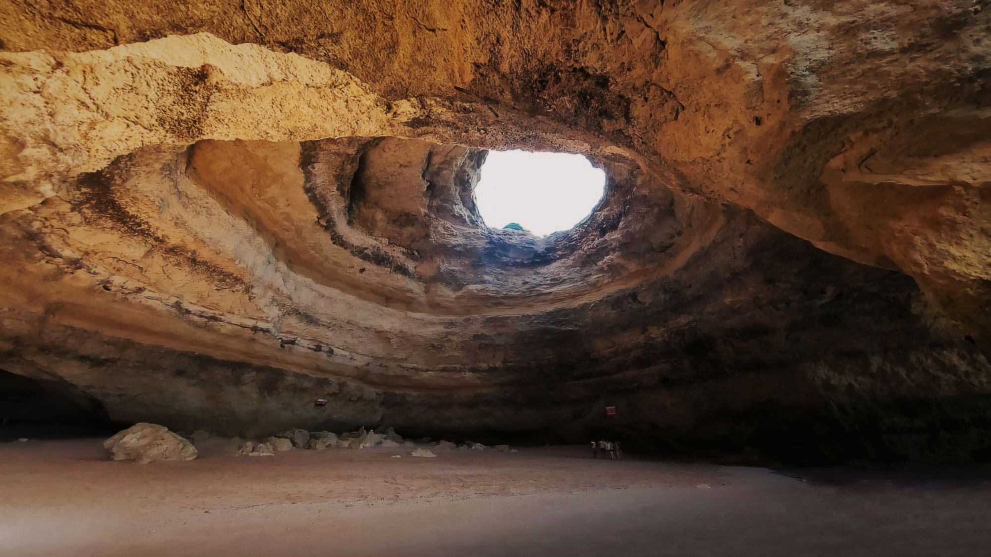 Guía completa de la Cueva de Benagil en el Algarve: cómo llegar, tours en lancha, kayak o nadando, mejores horarios y consejos para descubrir la catedral de luz más impresionante de Portugal.